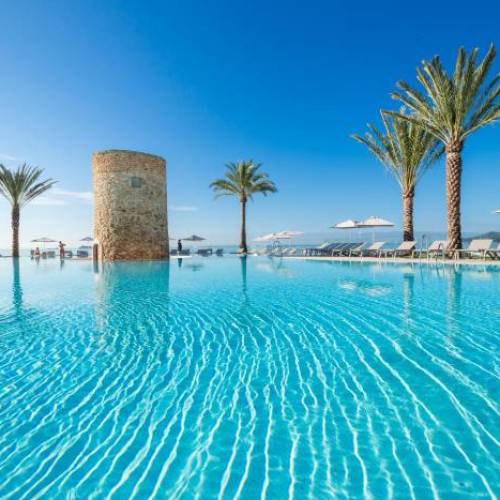 piscina infinity con vistas panorámicas a Playa den Bossa